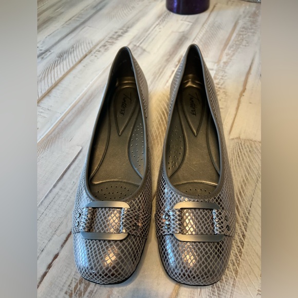 Trotters Sizzle Signature FlT w: Multi metallic embossed fabric Size 11SS - Picture 2 of 10